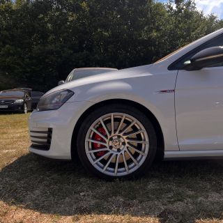 🇨🇿 ✅ U nás to není jen o lehkých závodních kolech! V naší nabídce najdeš i stylová litá kola pro každodenní provoz – jako...